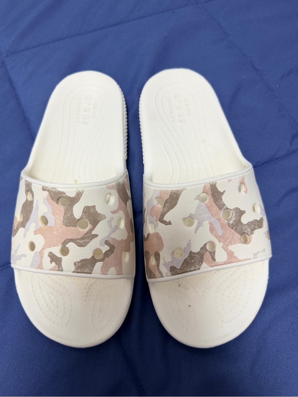 CROCS Camo Slide Sandals – Women’s 6 / Men’s 4